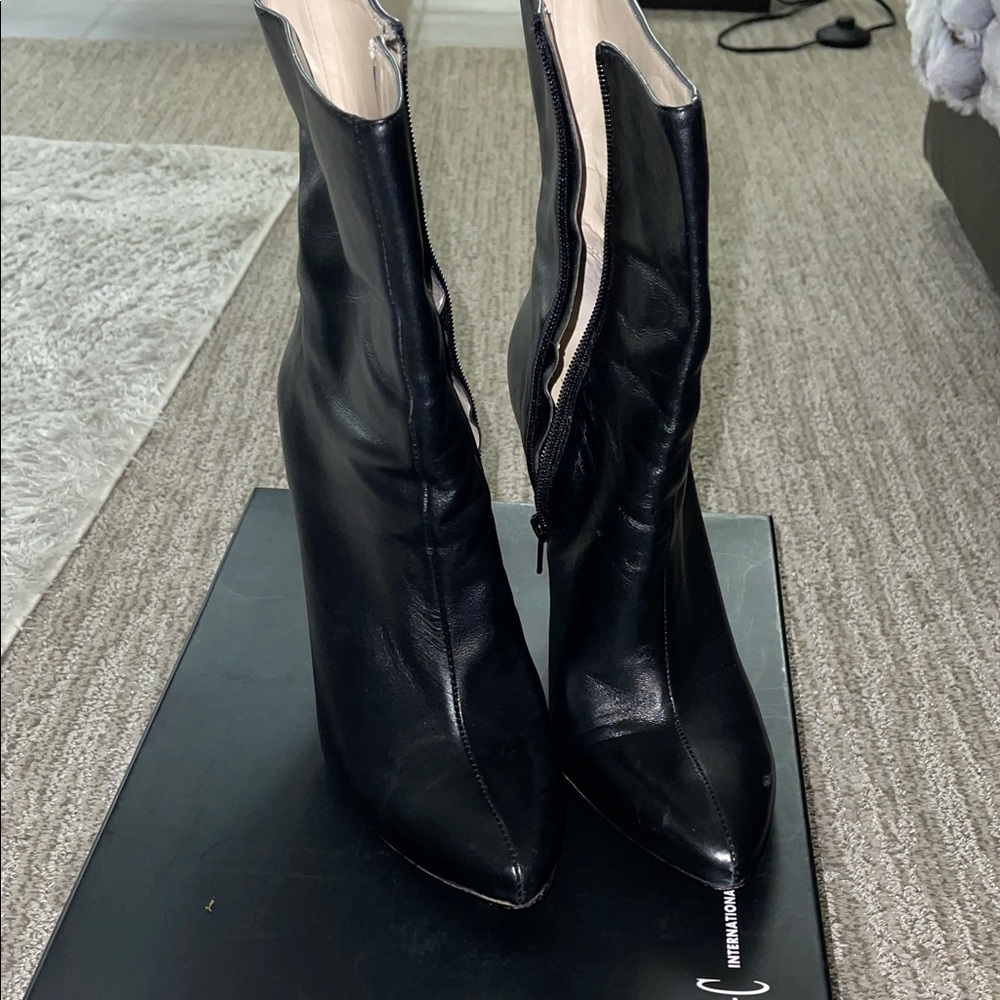 INC DEANDRA BLACK LEATHER BOOTIES w/BOX